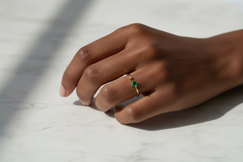 Anillo Bypass Esmeralda lifestyle piel oscura