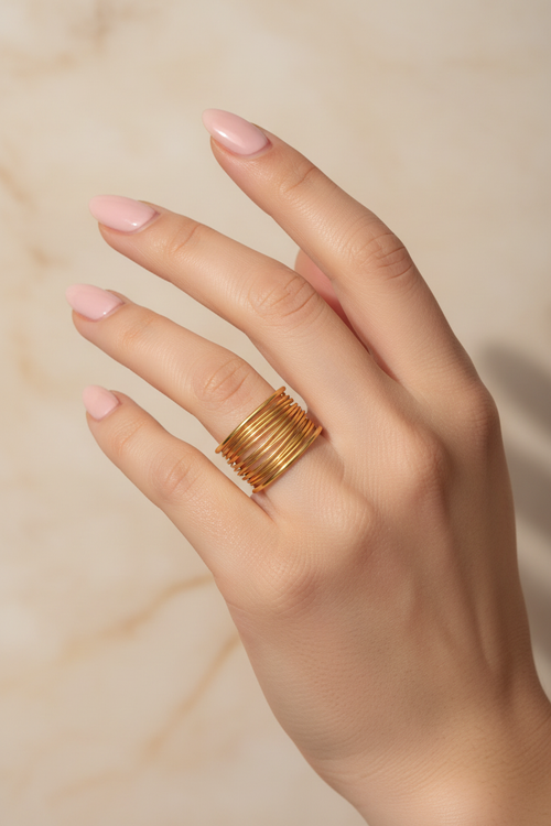Anillo multi-hilo — manicura elegante